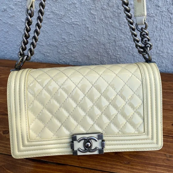 ⭐️⭐️GORGEOUS⭐️⭐️ CHANEL Reverso Boy Flap Bag patent leather Crossbody Bag - Picture 4 of 17